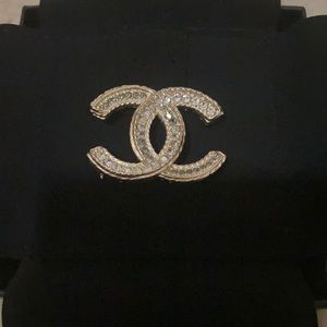 Chanel brooch like new